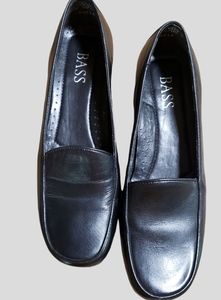 Bass black leather loafer flats.            Size 71/2 M. Kazia